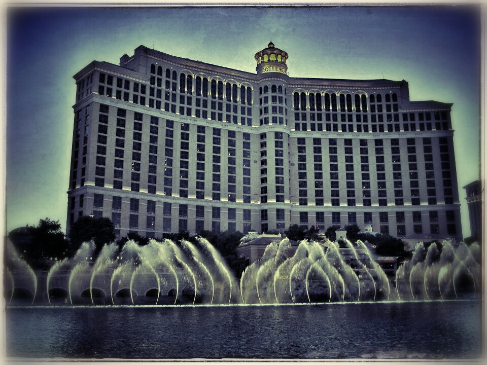 I love this shot though it would still have been lovelier if the backdrop's the darkness of the night_1